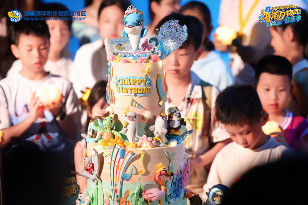 Hainan Dolphin birthday 5.jpg Hainan Dolphin birthday 5.jpg