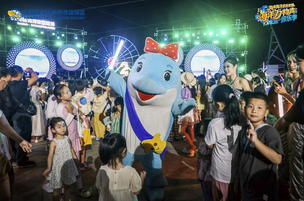 Dolphin Calf Celebrates Birthday on Hainan!