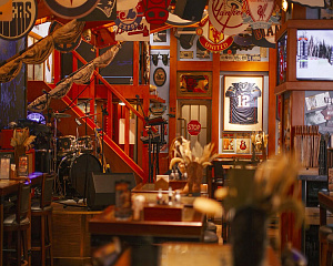 Dolphin Sports Bar & Grill (Dadonghai)