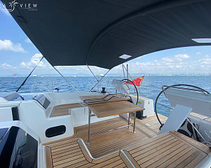 Single sailing yacht