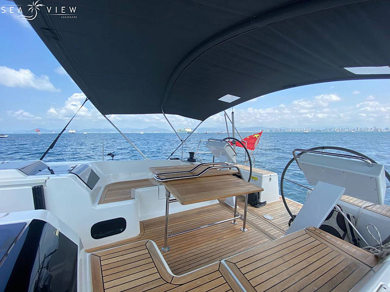 Single sailing yacht