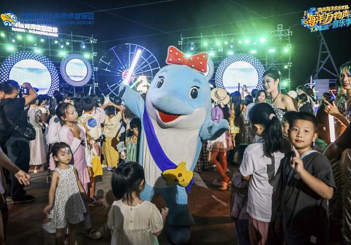 Dolphin Calf Celebrates Birthday on Hainan!