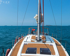 Single sailing yacht