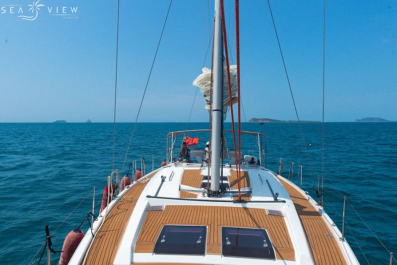 Single sailing yacht
