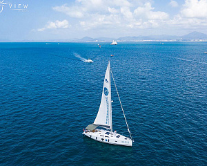 Single sailing yacht