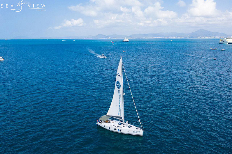 Single sailing yacht