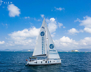 Single sailing yacht