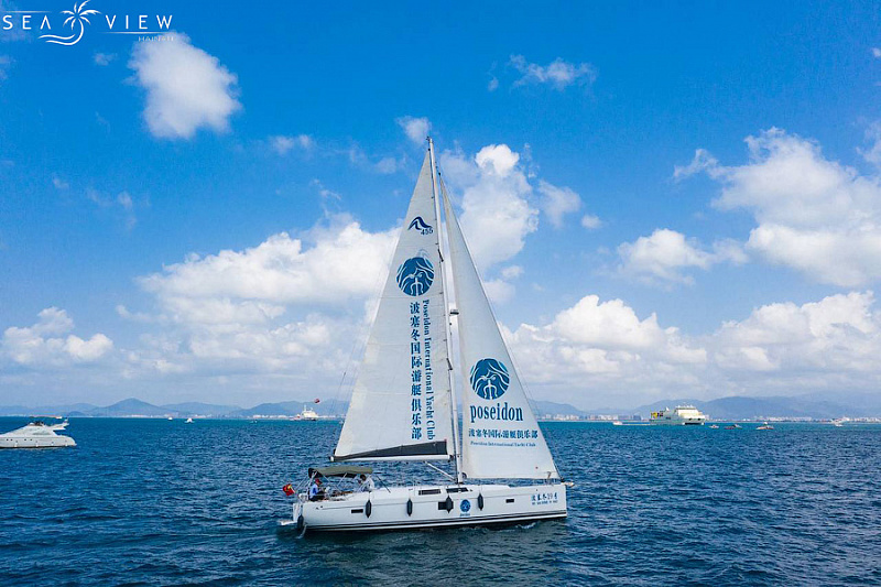 Single sailing yacht